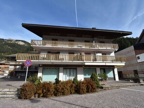 Plante, Ciel, Bâtiment, Nuage, Loisir, Façade, Toit, Ville