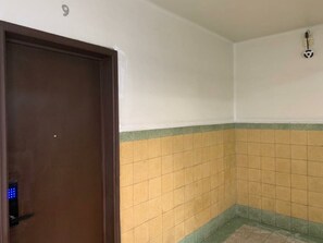 Chapa electronica de teclado, Camaras afuera de seguridad del edificio.
