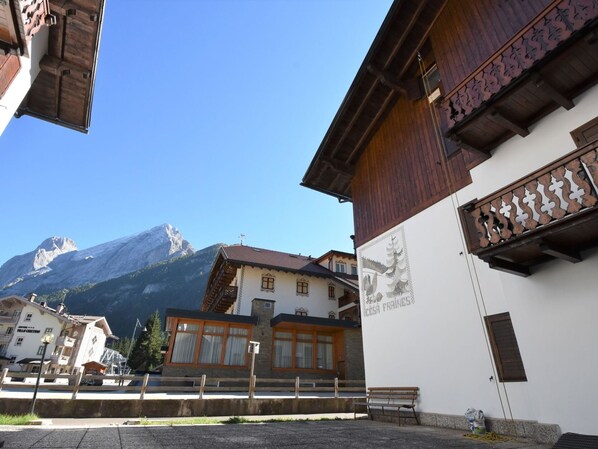 Sky, Building, Property, Window, Mountain, House, Neighbourhood, Real Estate, Facade