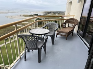Large Oceanfront Balcony Overlooking the Pool