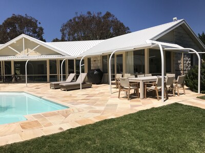 Palm Springs Pool, Bay Views, central Mt Martha