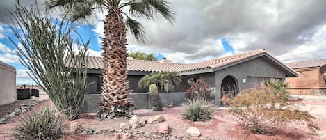 Book this quaint home for your next trip to Lake Havasu!