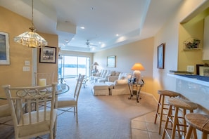 Breakfast bar and dining area
