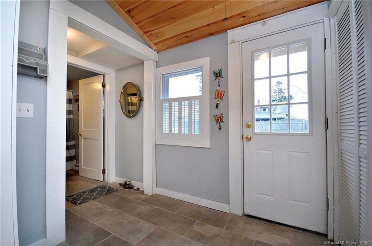 Lovely 3 BR Beach house with beach just a 1 block walk away
