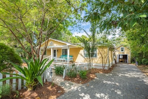 Fenced Front and Back Yard. Great for Families and Pets.