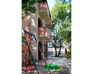 Maison, Espace Public, Architecture, Bâtiment, Arbre, Domicile, Immobilier, Terrain De Jeux, Quartier, Équipement Extérieur Play