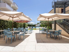 Propriété, Meubles, Table, Ciel, Plante, Parapluie, Chaise, Ombre, Tableau De Plein Air, Mobilier De Jardin