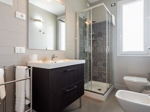 Miroir, Robinet, Évier, Propriété, Luminaire Plomberie, Lavabo, Armoire De Toilette, Salle De Bains, Bâtiment, Cabinetry