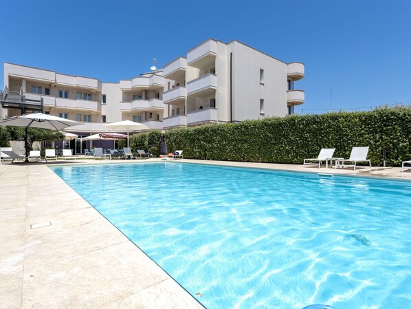 L'Eau, Ciel, Bâtiment, Propriété, Plante, Piscine, Bleu Azur, Fenêtre, Maison, Arbre
