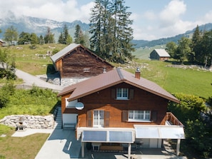 Wasser, Himmel, Gebäude, Azurblau, Berg, Baum, Die Architektur, Gewässer, See, Nachbarschaft