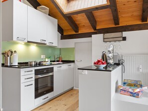 Cabinetry, Countertop, Herd, Küche, Holz, Küchengerät, Interior Design, Herd, Flooring, Fussboden