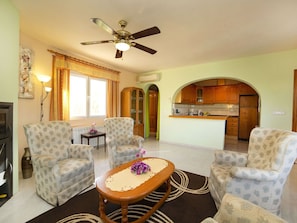 Zimmer, Eigentum, Möbel, Deckenventilator, Interior Design, Wohnzimmer, Decke, Gebäude, Haus, Tabelle