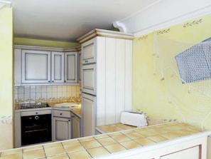 Zimmer, Eigentum, Fliese, Küche, Interior Design, Cabinetry, Möbel, Gelb, Countertop, Decke