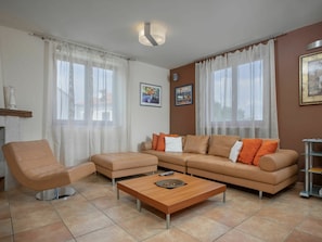 Möbel, Tabelle, Bilderrahmen, Couch, Fenster, Holz, Studio Couch, Interior Design, Stuhl, Gebäude
