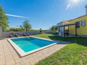 Bâtiment, Plante, Ciel, Jour, L'Eau, Propriété, Fenêtre, La Nature, Piscine, Bleu Azur