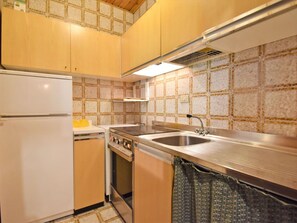Eigentum, Zimmer, Countertop, Cabinetry, Küche, Interior Design, Gebäude, Möbel, Gelb, Fliese