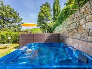 Wasser, Pflanze, Eigentum, Licht, Blau, Azurblau, Schwimmbad, Himmel, Gebäude, Baum