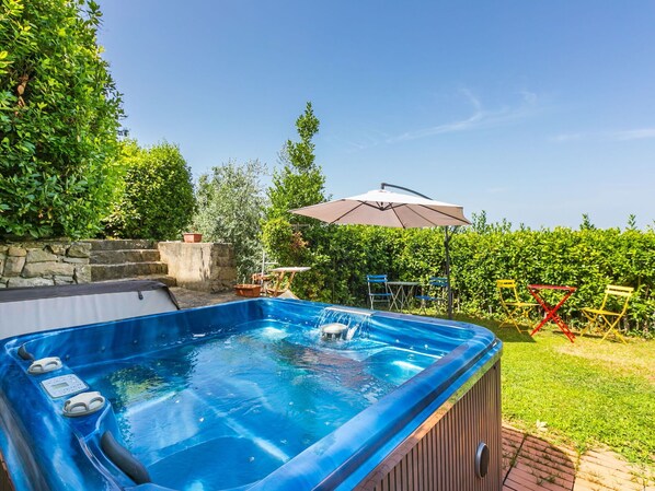 Pflanze, Wasser, Eigentum, Himmel, Azurblau, Schwimmbad, Rechteck, Freizeit, Gras, Gartenmöbel