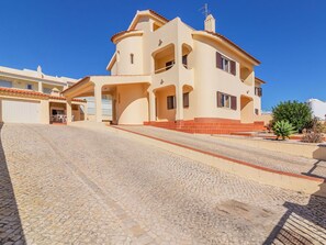 Sky, Building, Window, Road Surface, House, Asphalt, Residential Area, Wall, Real Estate, Landscape