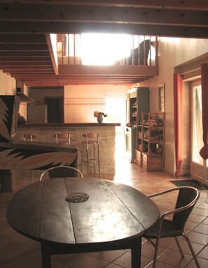  salle à manger communiquant avec cuisine aménagée
