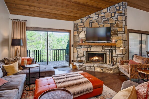 Fresh, modern, comfy decor. Unwind & enjoy the lake view, fireplace, or smart TV