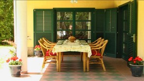 Outdoor dining