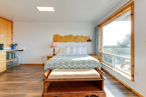 Studio | Queen Bed