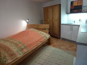 Schlafzimmer, Zimmer, Eigentum, Möbel, Bett, Fussboden, Bettdecke, Bedding, Bettrahmen, Matratze