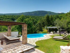 L'Eau, Plante, Ciel, Meubles, Propriété, Arbre, Paysage Naturel, Mobilier De Jardin, Piscine, Extérieur Banc