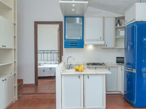 Cabinetry, Spüle, Möbel, Sinken, Gebäude, Blau, Azurblau, Küche, Interior Design