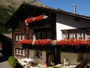 Schnee, Gebäude, Fenster, Einfrieren, Haus, Steigung, Grundeigentum, Holz, Geologisches Phänomen, Baum
