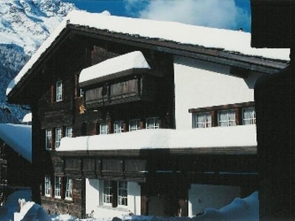 Schnee, Gebäude, Fenster, Einfrieren, Haus, Steigung, Grundeigentum, Holz, Geologisches Phänomen, Baum