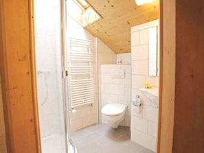 Eigentum, Gebäude, Toilette, Armatur, Toilleten Sitz, Badezimmer, Interior Design, Fenster, Haus