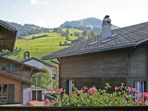 Pflanze, Himmel, Blume, Wolke, Gebäude, Eigentum, Fenster, Berg, Haus, Holz