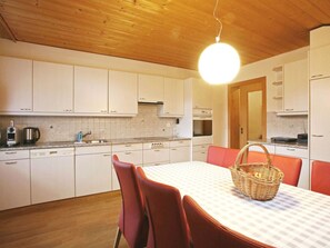 Cabinetry, Eigentum, Möbel, Countertop, Gebäude, Küche, Holz, Beleuchtung, Stuhl, Interior Design
