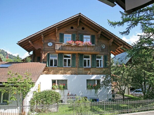 Pflanze, Himmel, Gebäude, Eigentum, Fenster, Baum, Grundstueck, Haus, Hütte, Nachbarschaft