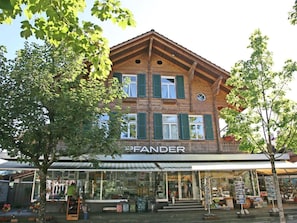 Himmel, Fenster, Baum, Gebäude, Urban Design, Pflanze, Nachbarschaft, Wohngebiet, Fassade, Stadt