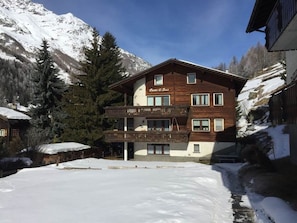 Schnee, Gebäude, Fenster, Einfrieren, Haus, Steigung, Grundeigentum, Holz, Geologisches Phänomen, Baum