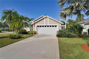 CC21040 - Lovely updated 3 bed/ 2 bath Estero home with hot tub and golf