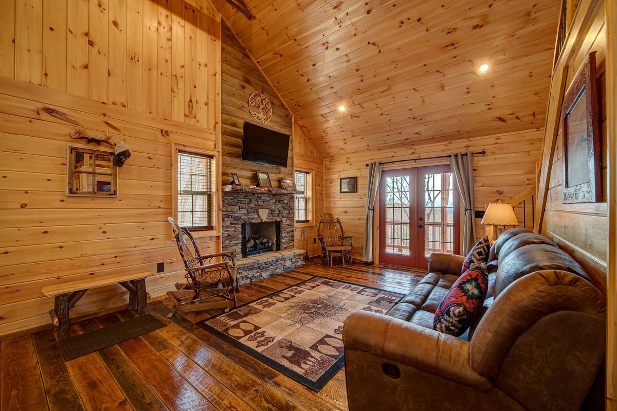 LOG CABIN + MOUNTAIN VIEWS! HOT TUB, POOL & GAME TABLE, FIBER WIFI & DISCOUNTS!