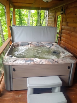 NEW Hot Tub! Relax & Enjoy the Mountain Views!
