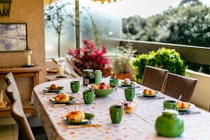 ESSZIMMER AUF DER TERRASSE