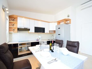 Zimmer, Möbel, Eigentum, Interior Design, Gebäude, Wohnzimmer, Haus, Tabelle, Grundeigentum, Decke