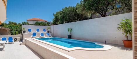 Plant, Sky, Daytime, Azure, Building, Blue, Water, Swimming Pool, Shade, Tree