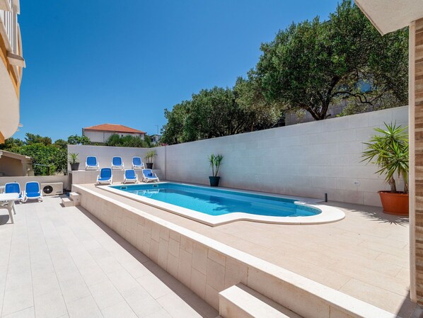 Plant, Sky, Daytime, Azure, Building, Blue, Water, Swimming Pool, Shade, Tree