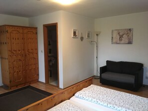 Ferienwohnung 6 mit Süd-Ostbalkon-Schlafzimmer