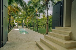 Amazing golf villa at luxury resort in Punta Cana w/ staff, golf carts and bikes (6635)
