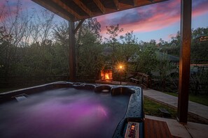 Hot tub for 6 overlooks the creek