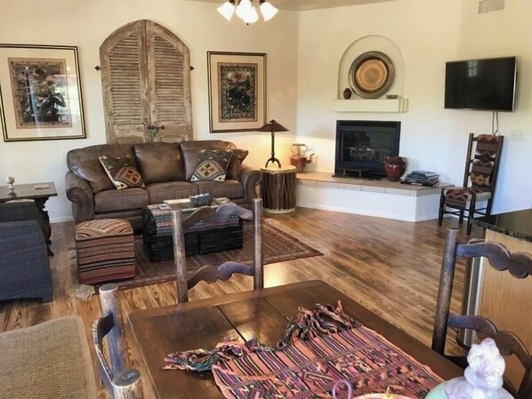 Grasshopper Lane is a stylish 1BD condo in the heart of Sedona