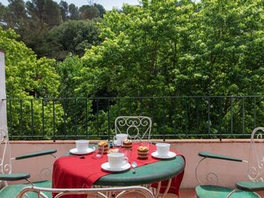 Tabelle, Möbel, Eigentum, Grün, Stuhl, Geschirr, Baum, Gartenmöbel, Pflanze, Tisch Im Freien
